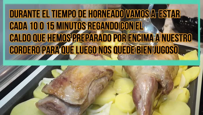 Cada 10-15 minutos, regar el cordero con el caldo para que quede jugoso.