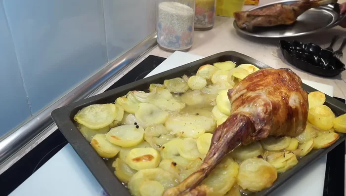 Una vez horneado, sacar el cordero y las patatas. Preparar la salsa: ligar los jugos de la bandeja con un poco de agua y una cucharada de maicena disuelta.