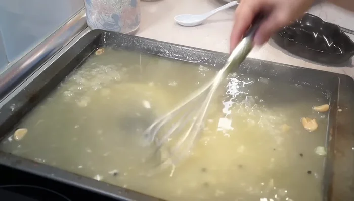 Servir la carne con las patatas y la salsa.