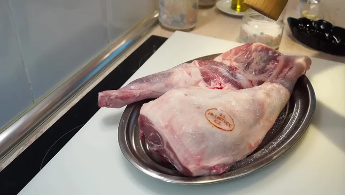 Precalentar el horno a 200 grados centígrados. Sazonar la paletilla y la pierna de cordero con sal y pimienta por ambos lados.