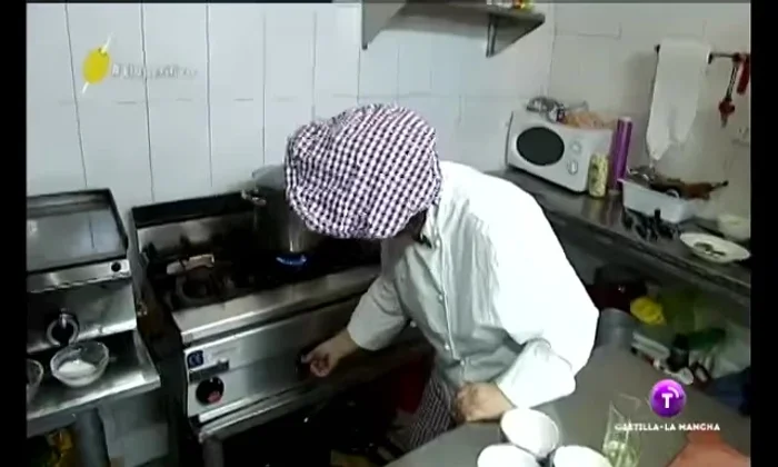 Una vez que empieza a hervir, bajar el fuego al mínimo y remover de vez en cuando para mezclar bien todos los ingredientes.
