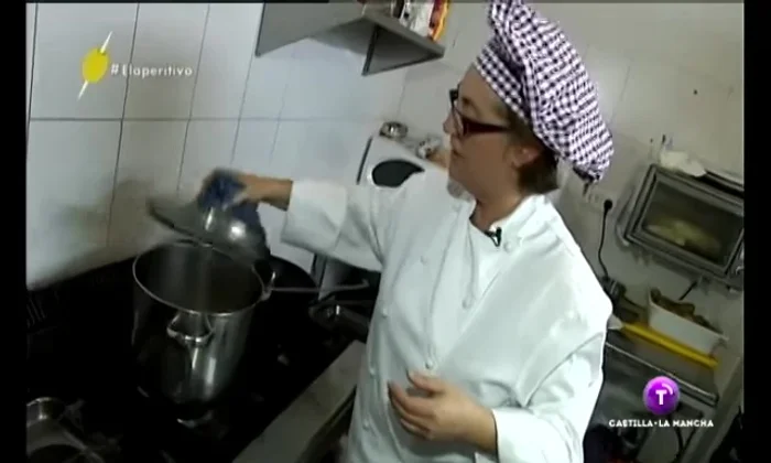 Cocinar a fuego lento hasta que la carrillada esté tierna.