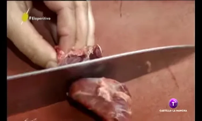 Cortar la carrillada de cerdo en trozos grandes. Quitar cualquier desperdicio.