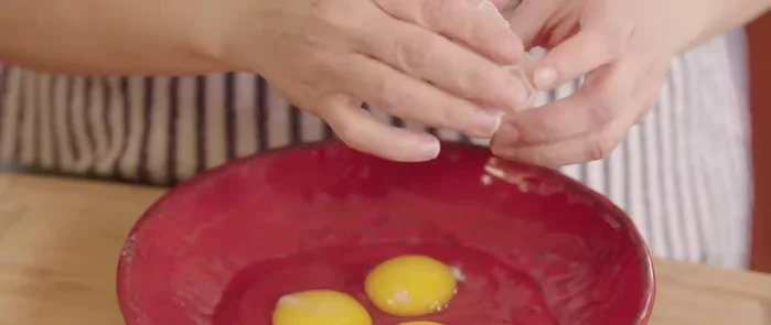 Batir los huevos en un tazón y sazonar con sal y pimienta.