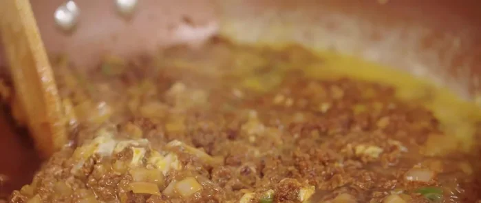 Calentar las tortillas de harina en un comal o sartén.