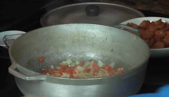 Agregar el ajo y el chorizo. Cocinar hasta que suelten su condimento (aprox. 3-4 minutos). (102.28)