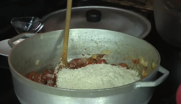 Agregar el arroz y mezclar bien para que absorba los sabores. (155.519)