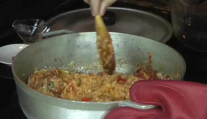 Añadir el caldo de pollo (o agua) y el azafrán. La cantidad de líquido debe dejar aproximadamente 1 pulgada sobre el arroz. Ajustar la sal si es necesario. (170.959)