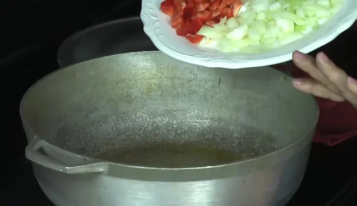 Calentar el aceite en un caldero.