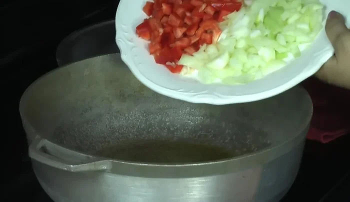 Sofreír la cebolla, el pimiento morrón y el orégano por 3-4 minutos. (94.28)