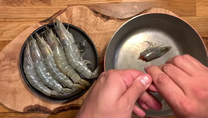 Quitar la cabeza y pelar la cola de las gambas, dejando la cola intacta. Reservar las cabezas y cáscaras para un caldo.