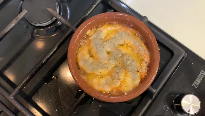 Apagar el fuego. El calor residual continuará cocinando las gambas.