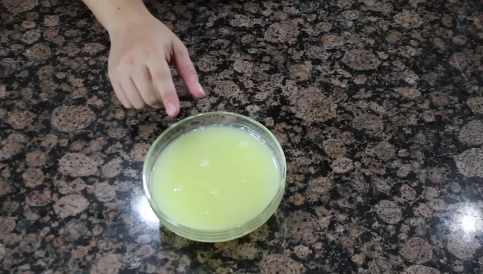 En un recipiente, mezclar la cebolla con el jugo de limón para que se marine.