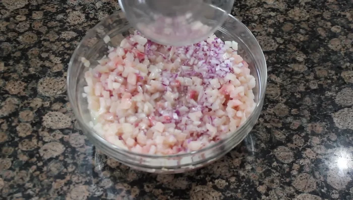 Agregar la tilapia al jugo de limón con la cebolla. Asegurarse que esté completamente cubierta con el jugo de limón. Si es necesario, agregar más limón.
