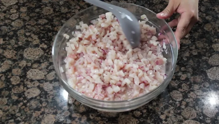 Tapar el recipiente y refrigerar por 3 horas para que la tilapia se marine correctamente.