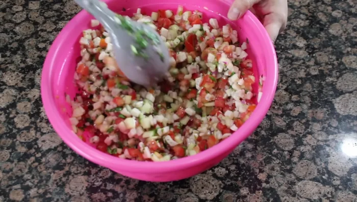 Mezclar perfectamente y probar para ajustar el sazón.