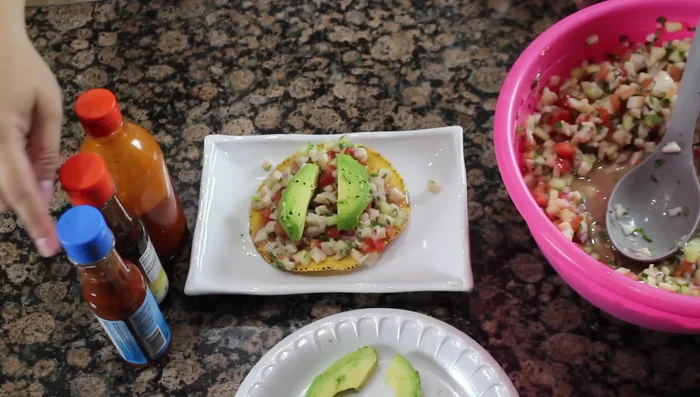 Servir con tostadas, aguacate (opcional) y la salsa de su preferencia.