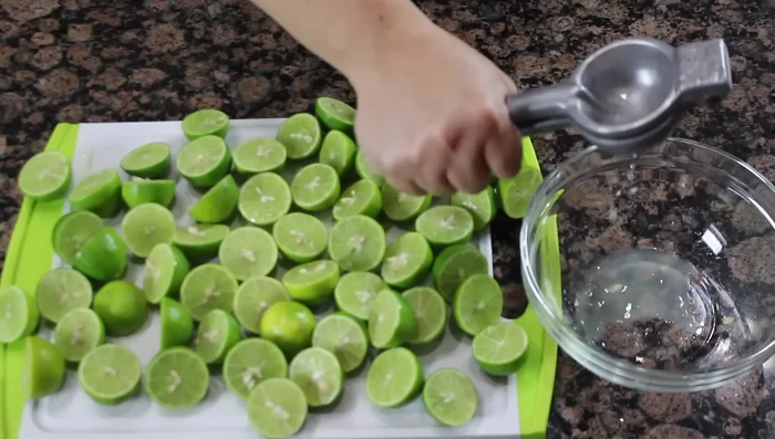 Exprimir el jugo de limón y reservar la pulpa.