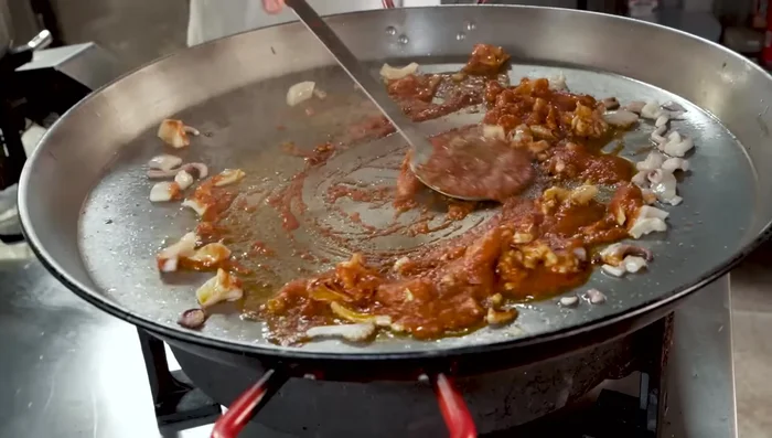 Agregar el tomate triturado y cocinar unos minutos.