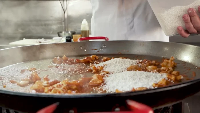 Añadir el arroz y remover bien.