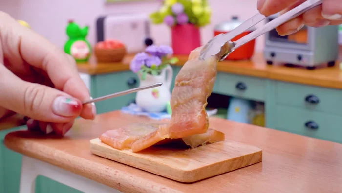 Colocar la anguila en brochetas.