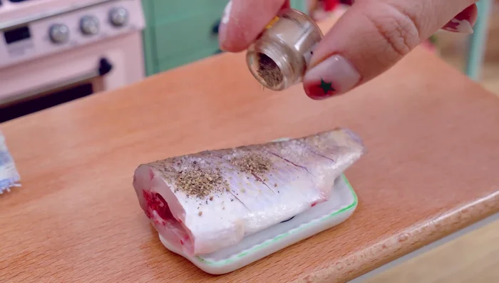 Sazonar el pescado con sal, pimienta negra y cúrcuma. Frotar bien.