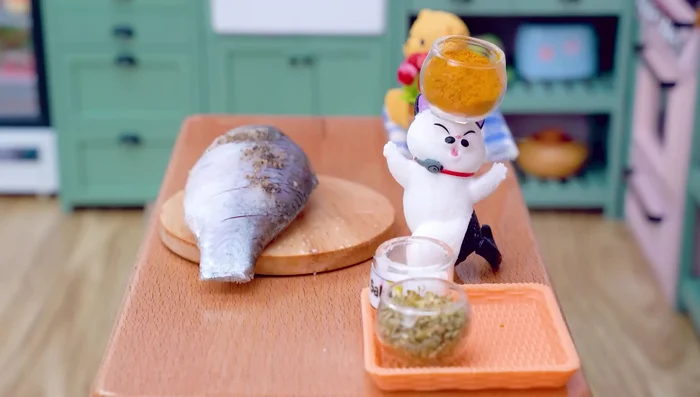 Sazonamos el pescado con sal, pimienta, cúrcuma en polvo y hojas de orégano.