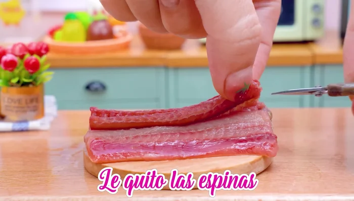 Preparamos la anguila para asar: cortamos la anguila en trozos, quitamos las espinas y cortamos en porciones.