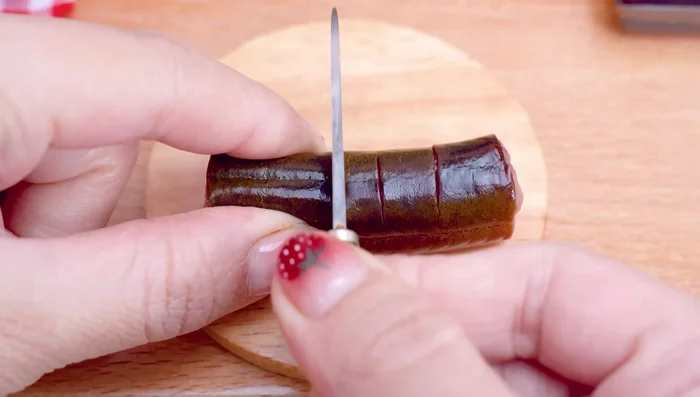 Cortamos la anguila en trozos y la dejamos remojar en la salsa.