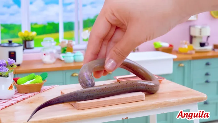 Para la salsa de anguila: mezclar azúcar, salsa de ostras y limón. Ensartar la anguila en palillos.
