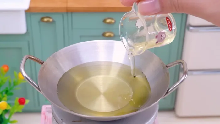 Freír la anguila en aceite caliente hasta que esté dorada.