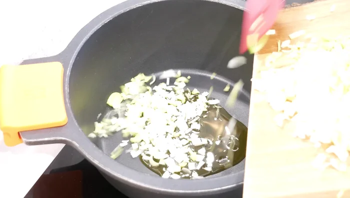 En una cazuela, dorar el ajo puerro con un chorro de aceite de oliva a fuego medio-alto. [99.2]