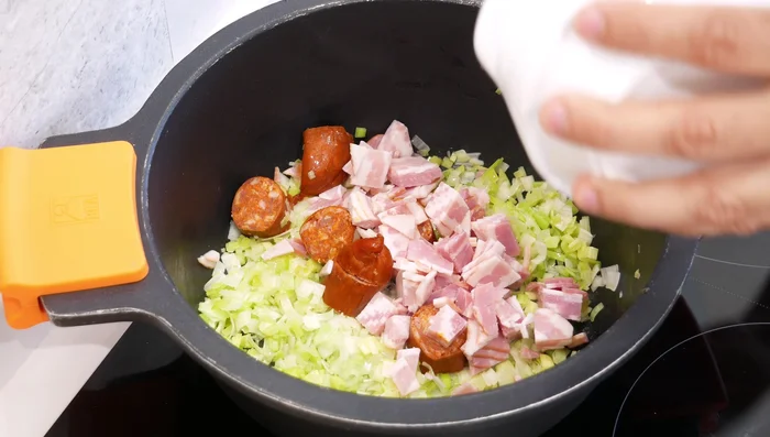Añadir el bacon y el chorizo a la cazuela y cocinar hasta que suelten la grasa. [122.759]