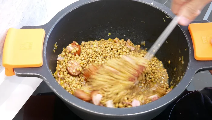 Añadir agua hasta cubrir las lentejas completamente. [159.76]