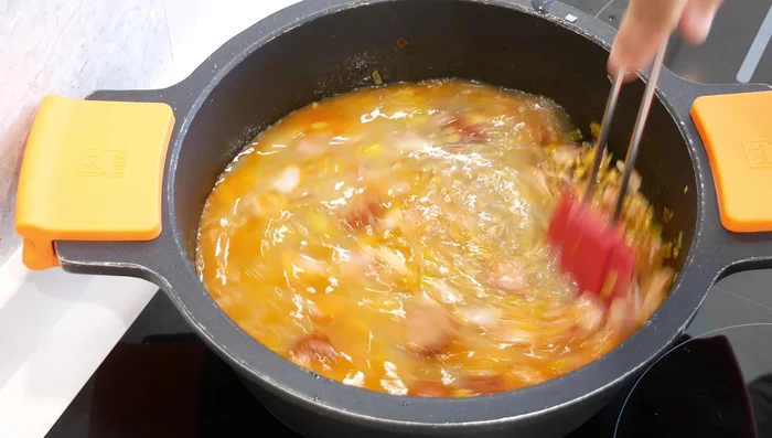 Agregar sal al gusto, tapar la cazuela y dejar hervir a fuego lento durante 25-30 minutos. [182.76]