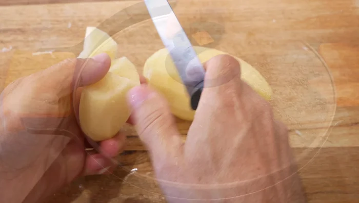 Añadir las patatas enteras (opcional) y cocinar durante 25 minutos más. [217.319]