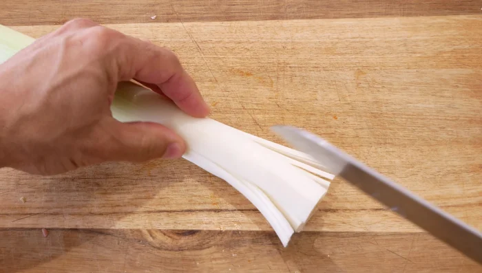 Picar finamente el ajo puerro. [49.199]