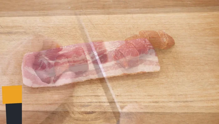 Cortar el chorizo en rodajas gruesas y el bacon en tiras finas. [61.16]