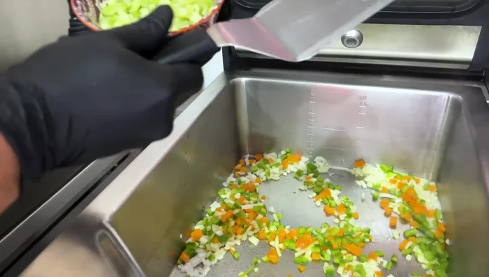 Cocer las lentejas con agua y sal hasta que estén al dente.