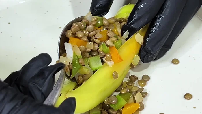 Rellenar los chiles hueros con la mezcla de lentejas.