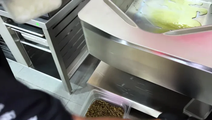 En el equipo Rational (o sartén), saltear la cebolla, el ajo, el pimiento y el apio con aceite de oliva.