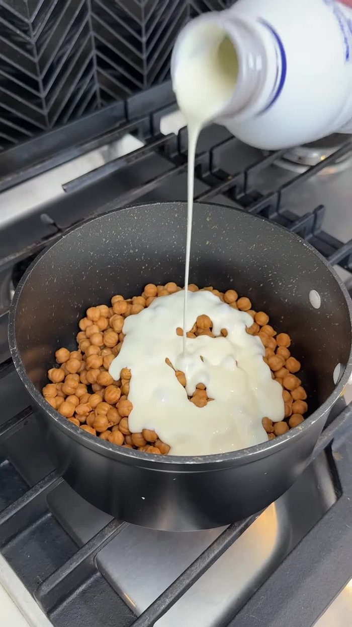 Agregar crema batida (2 cucharadas) y mezclar a fuego medio hasta que los caramelos se derritan y se vuelvan cremosos.