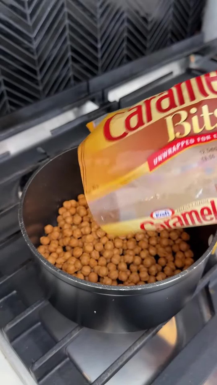 Colocar los caramelos en una cacerola.