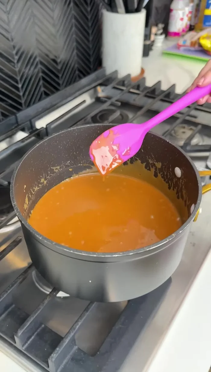 Retirar del fuego y colocar en un plato caliente.