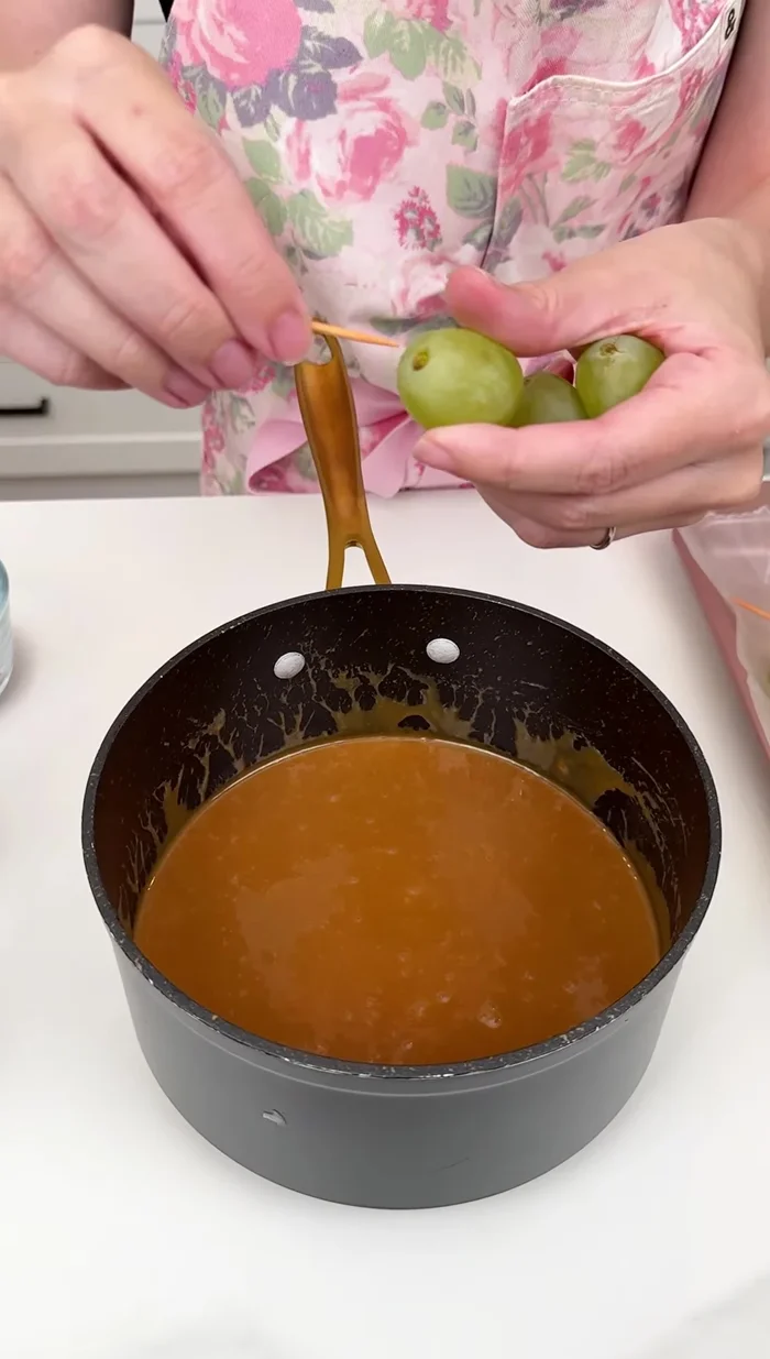 Insertar un palillo en cada uva.