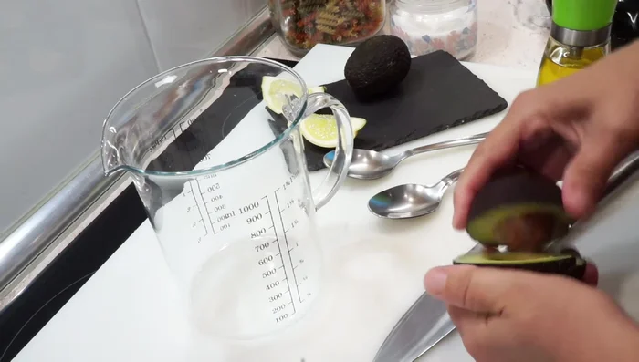 Cortar los aguacates por la mitad y vaciar la pulpa con una cuchara.