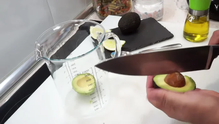 Añadir la pulpa de aguacate a la jarra de la batidora.