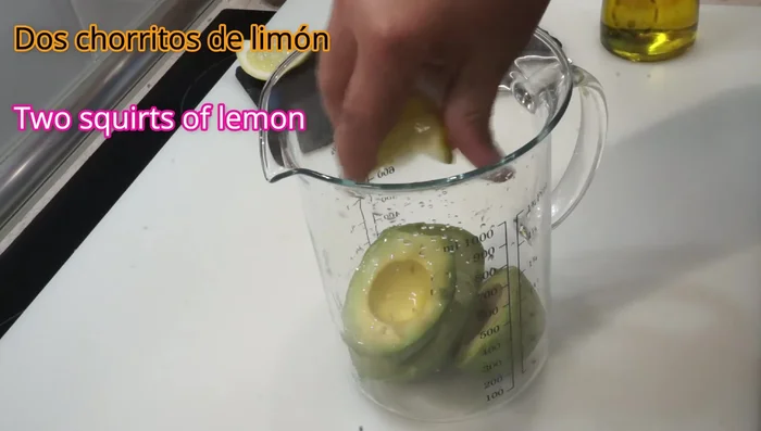 Agregar dos chorritos de limón.