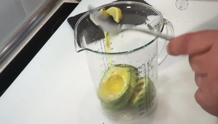 Añadir tres cucharadas de aceite de oliva virgen extra.