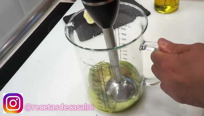 Triturar todos los ingredientes hasta obtener la textura deseada.